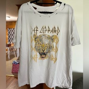 White Distressed Def Leopard Graphic T- Shirt